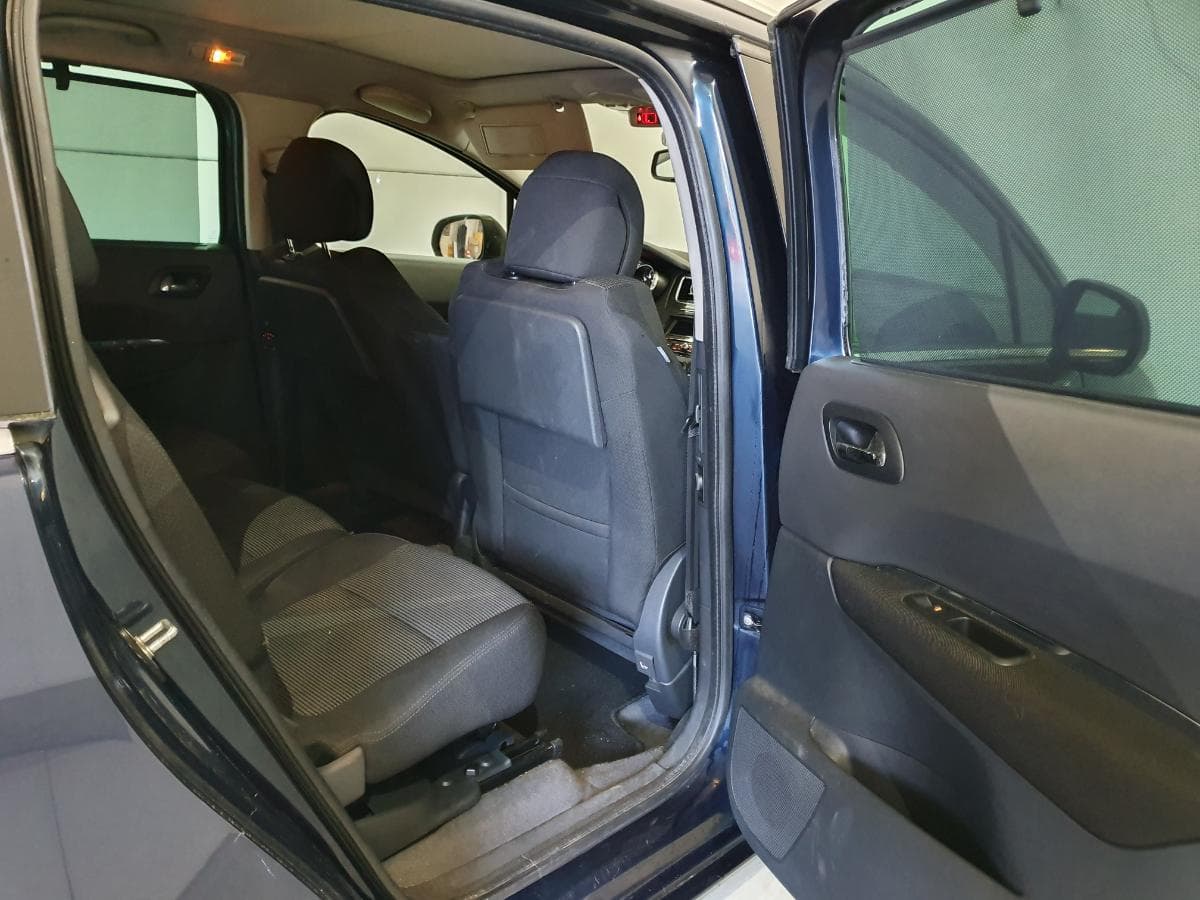 Peugeot 5008 1.6HDI · Ano 2010 — imagen 21