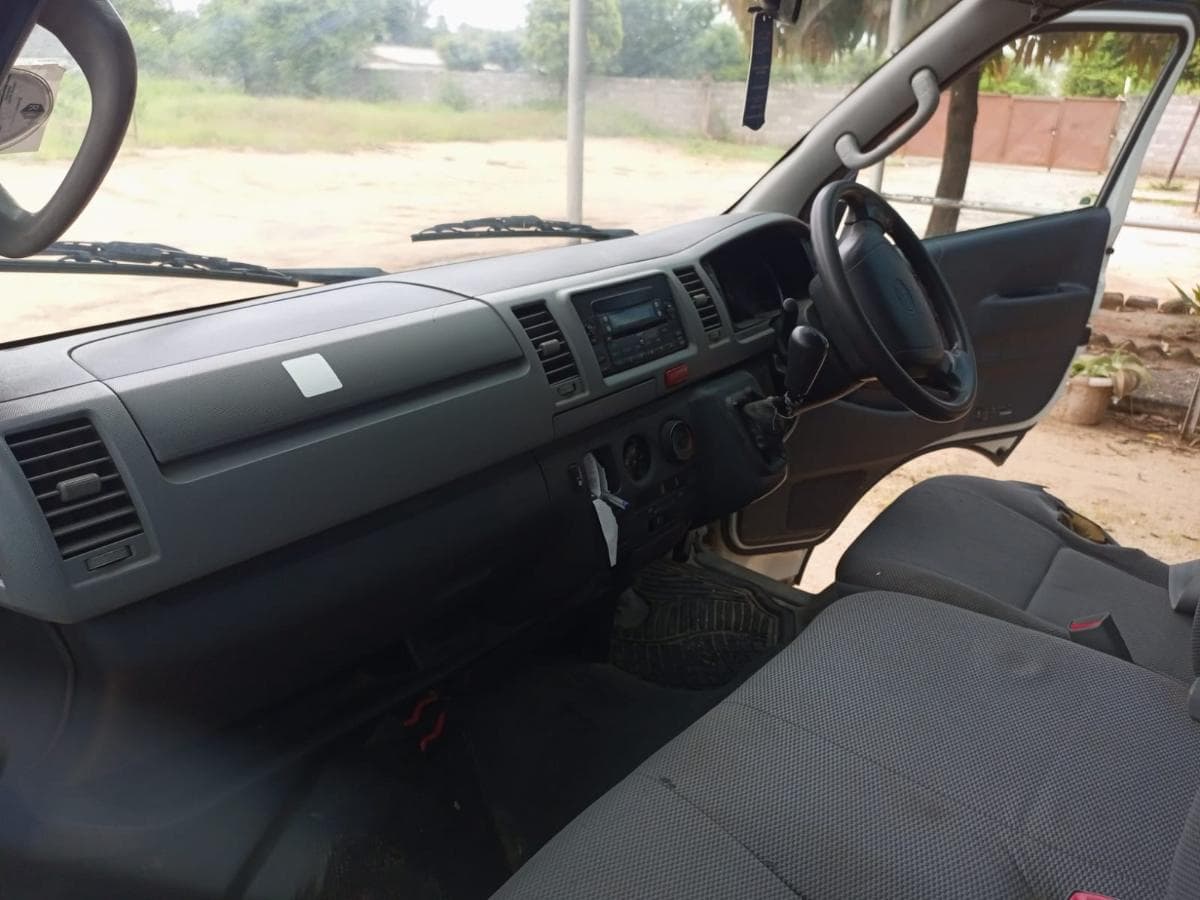 Toyota Hiace · — image 6