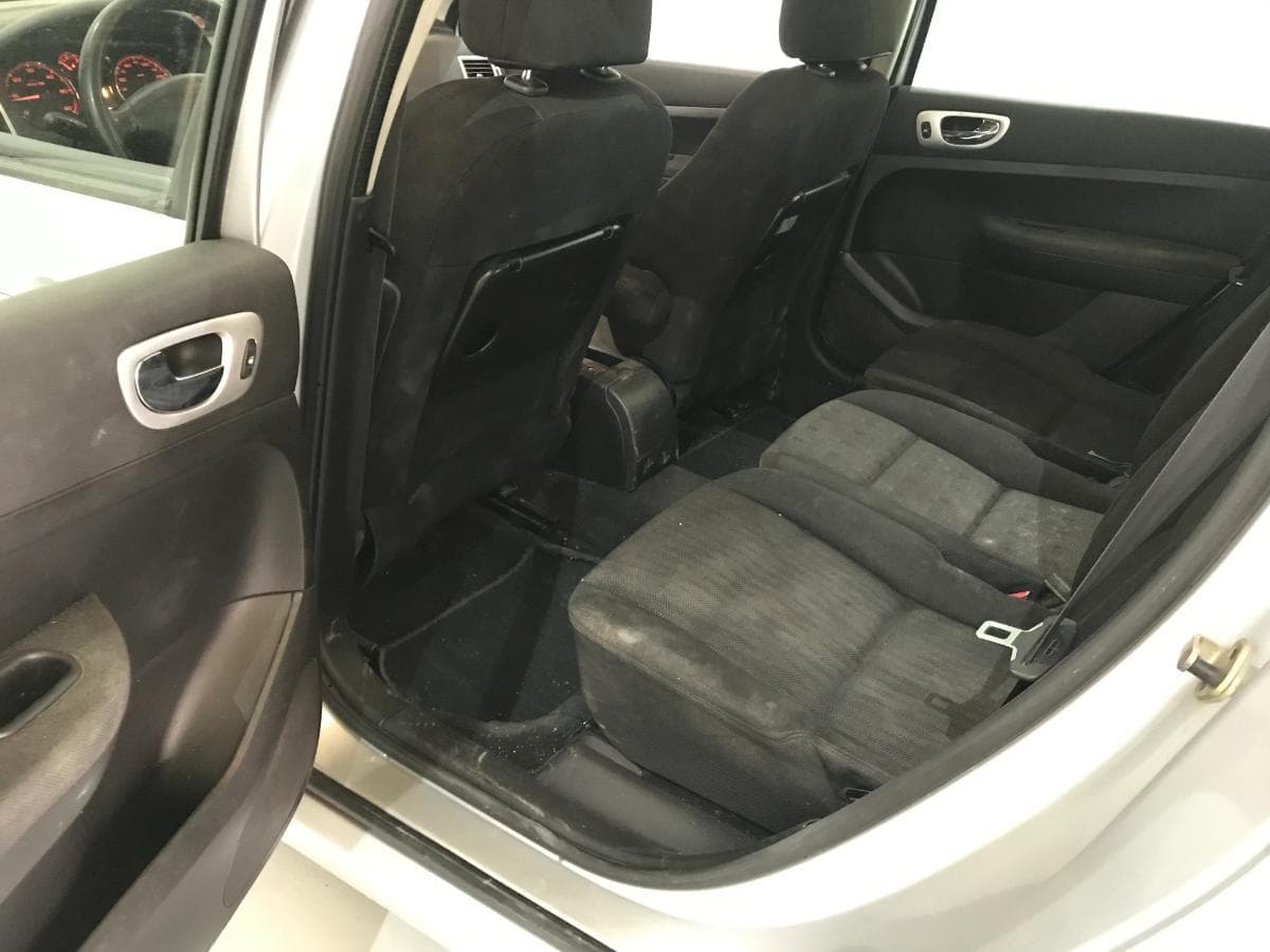 Peugeot 307 SW 1.6 HDI · Ano 2006 — image 25