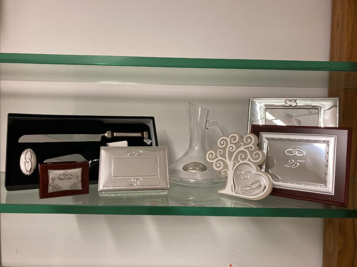 Moldura + Caixas 25 Anos + Bibelot e Placa 25 Anos + Conjunto de talheres para corte de bolo + Decanter em Cristal — imagem 8