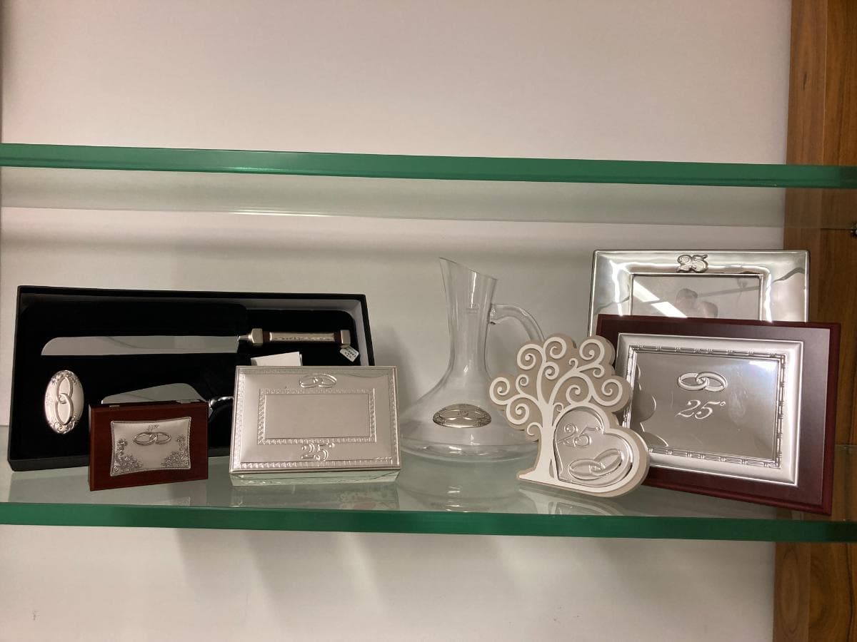 Moldura + Caixas 25 Anos + Bibelot e Placa 25 Anos + Conjunto de talheres para corte de bolo + Decanter em Cristal — imagem 10