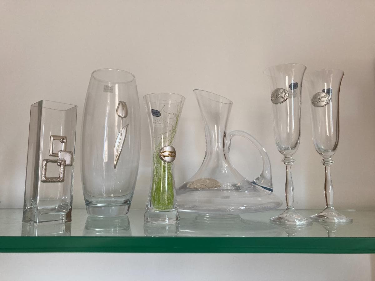 Garrafas e copos de cristal