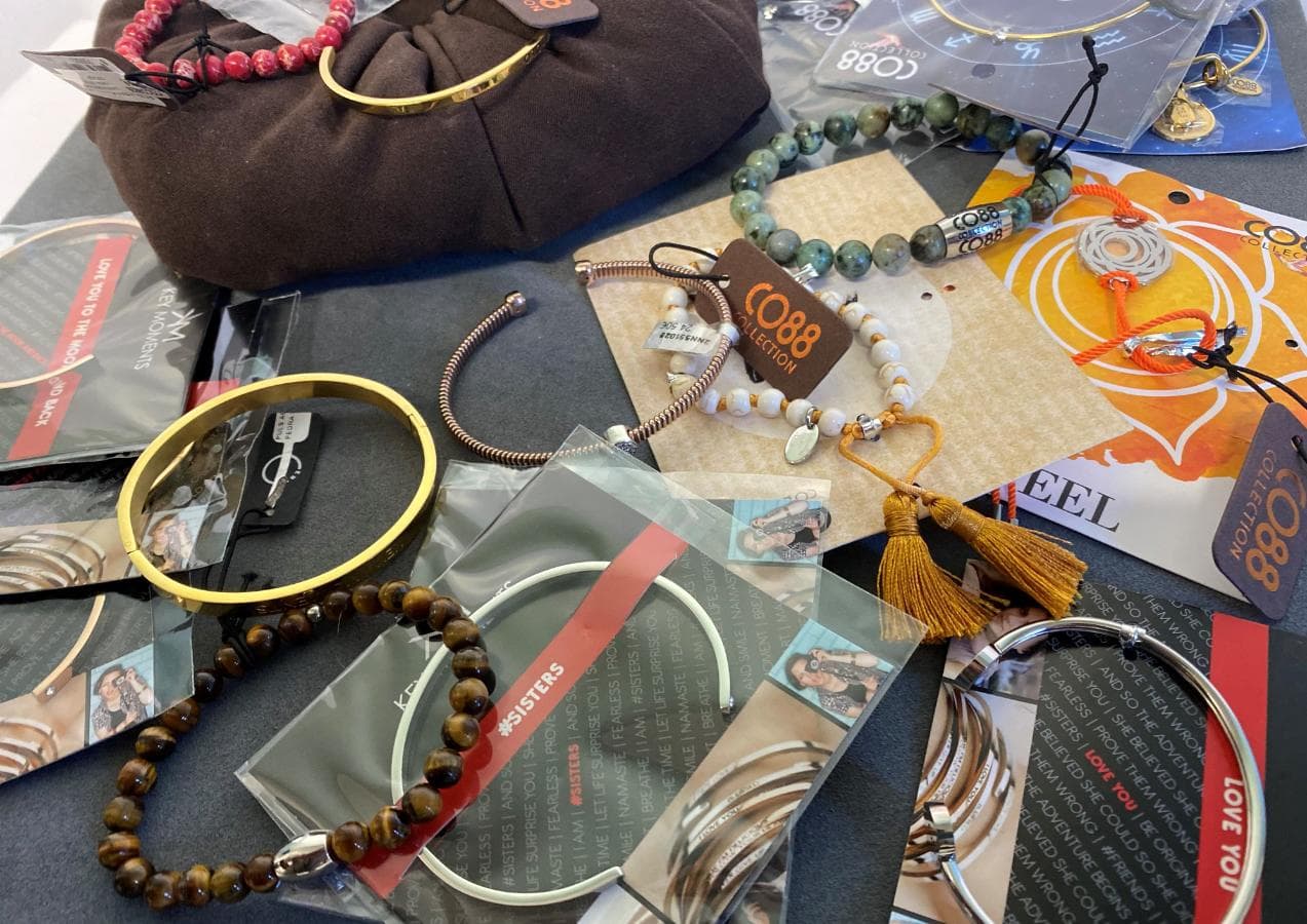 Pulseiras em prata e outros materiais — imagem 3