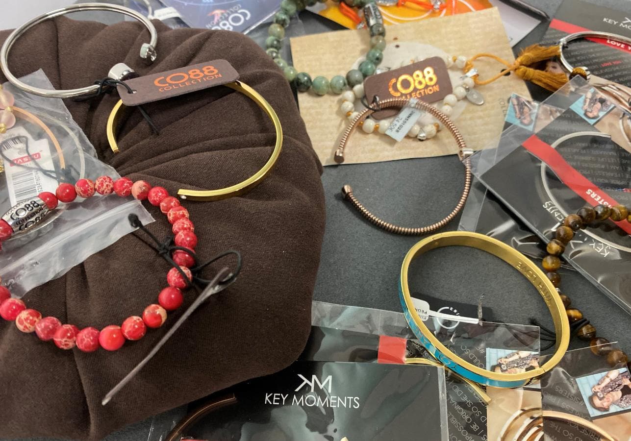 Pulseiras em prata e outros materiais