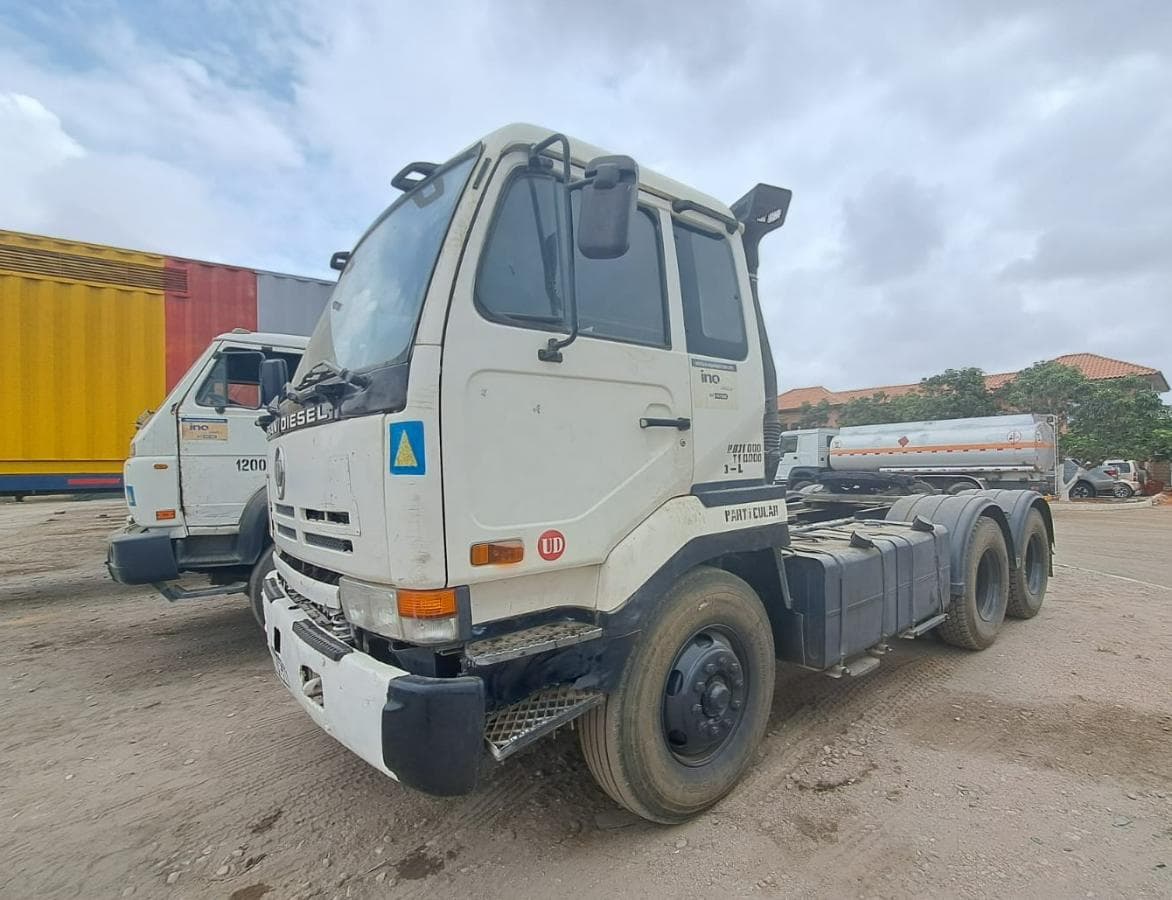 Camião trator (cavalo) NISSAN · Belas — imagem 1