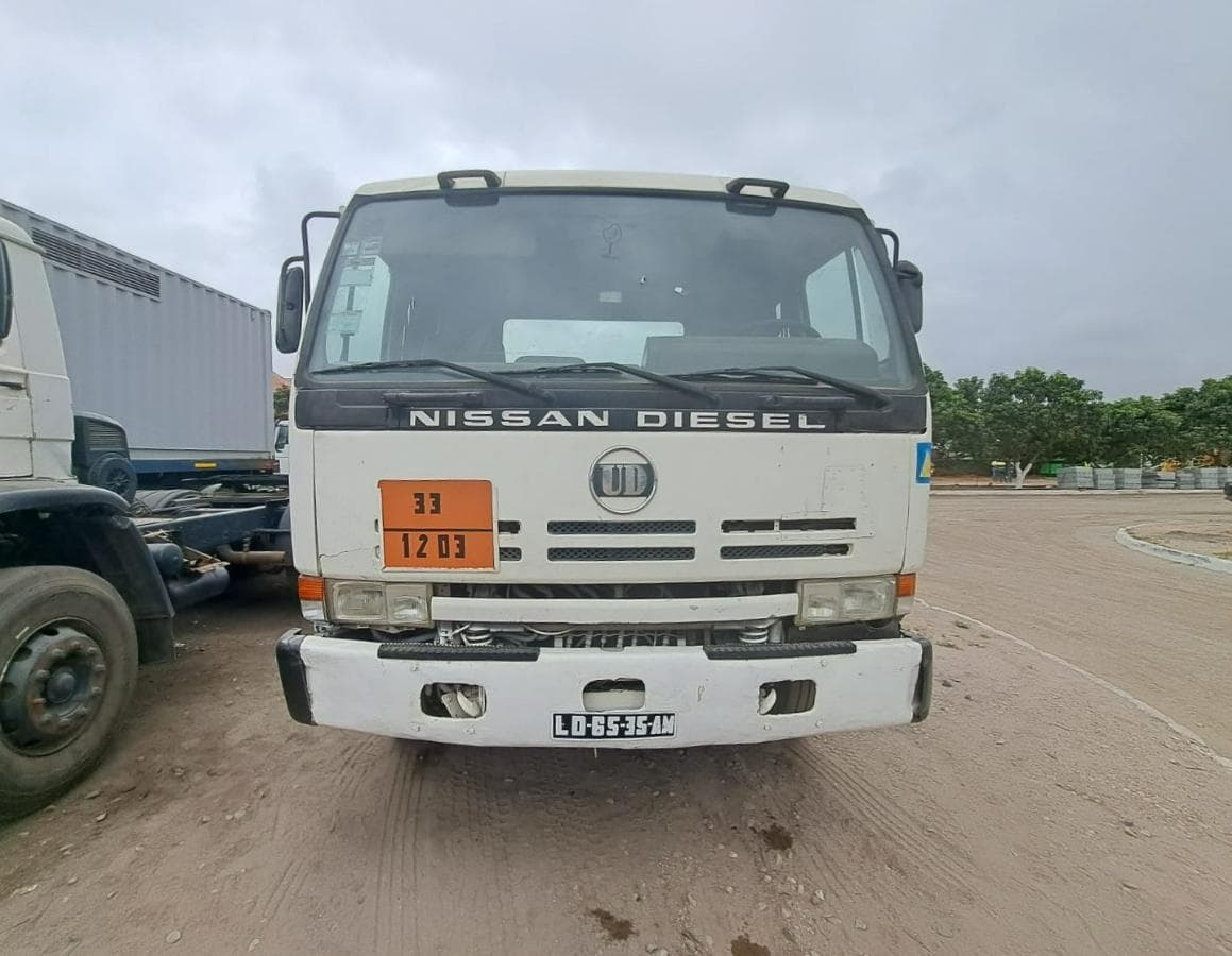 Camião trator (cavalo) NISSAN · Belas — imagem 2