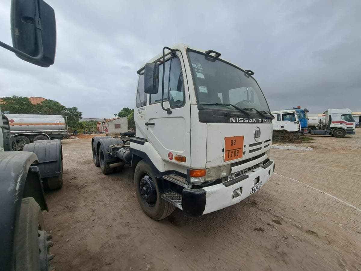 Camião trator (cavalo) NISSAN · Belas — imagem 4