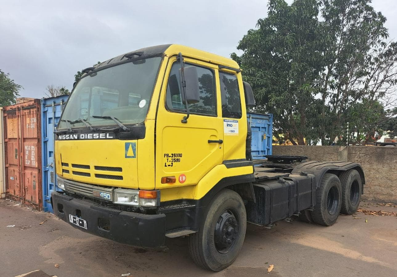 Camião trator (cavalo) NISSAN · Belas — imagem 1