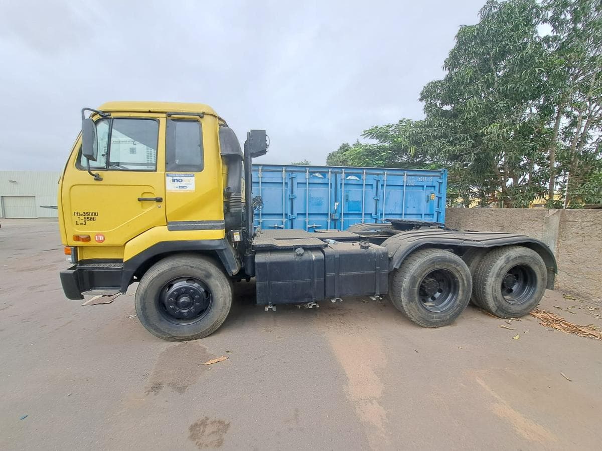 Camião trator (cavalo) NISSAN · Belas — imagem 2