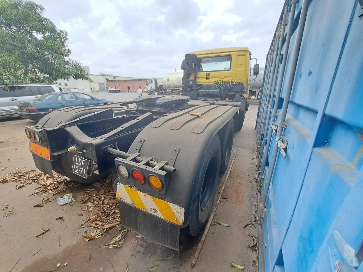 Camião trator (cavalo) NISSAN · Belas — imagem 7