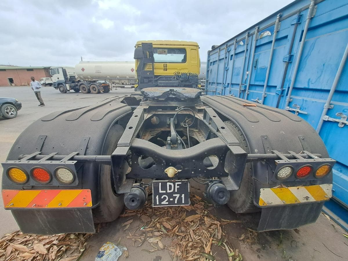 Camião trator (cavalo) NISSAN · Belas — imagem 8