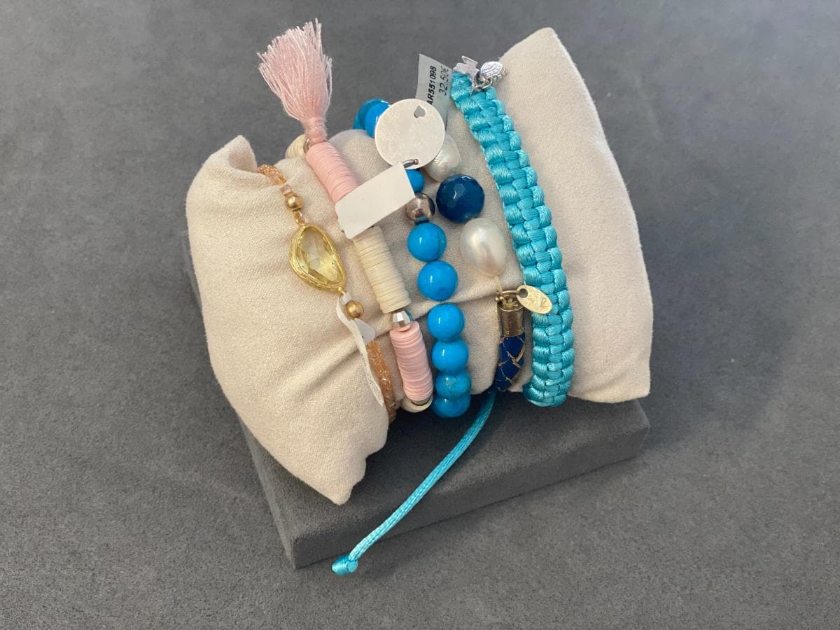 Pulseiras em prata e outros materiais