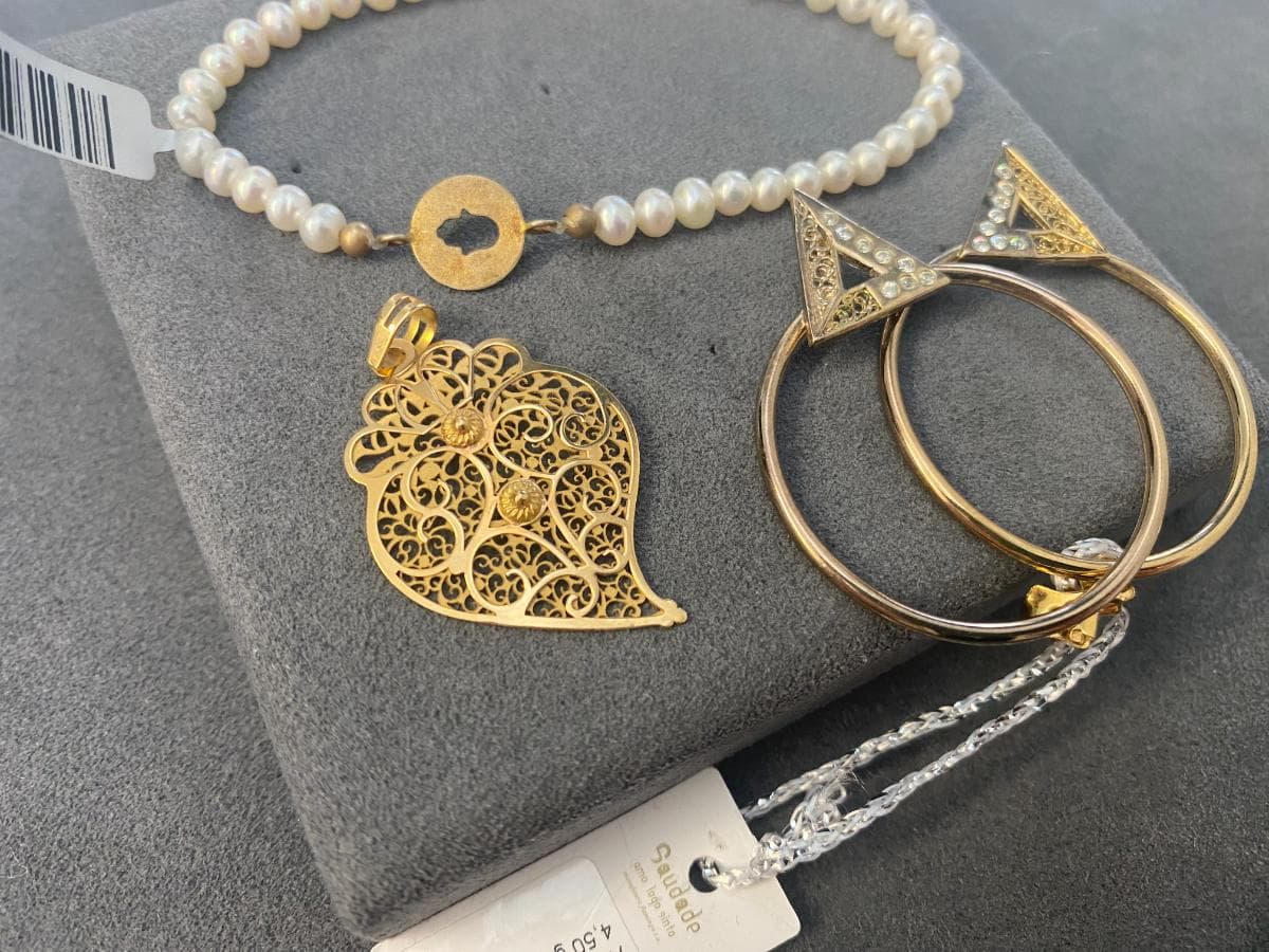 Pulseiras em prata e outros materiais + Par de Brincos e Medalha em Filigrana — imagem 9