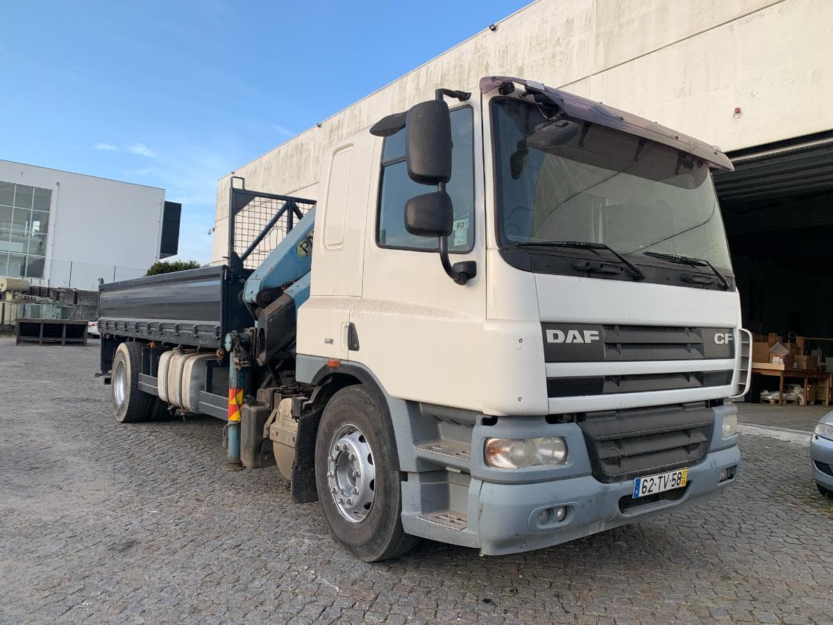 DAF CF 75.360 Tribasculante com Grua · Ano 2007 — imagen 1