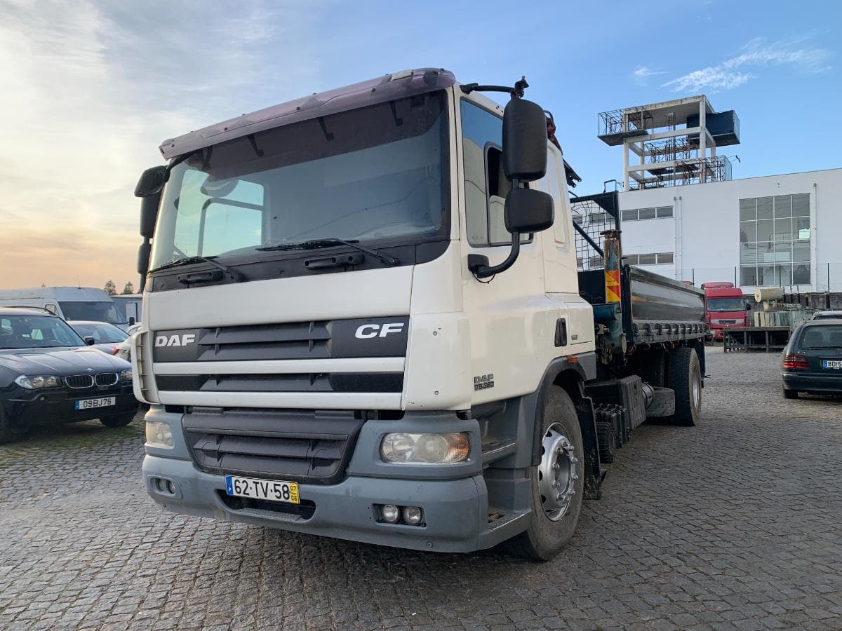 DAF CF 75.360 Tribasculante com Grua · Ano 2007 — imagen 3
