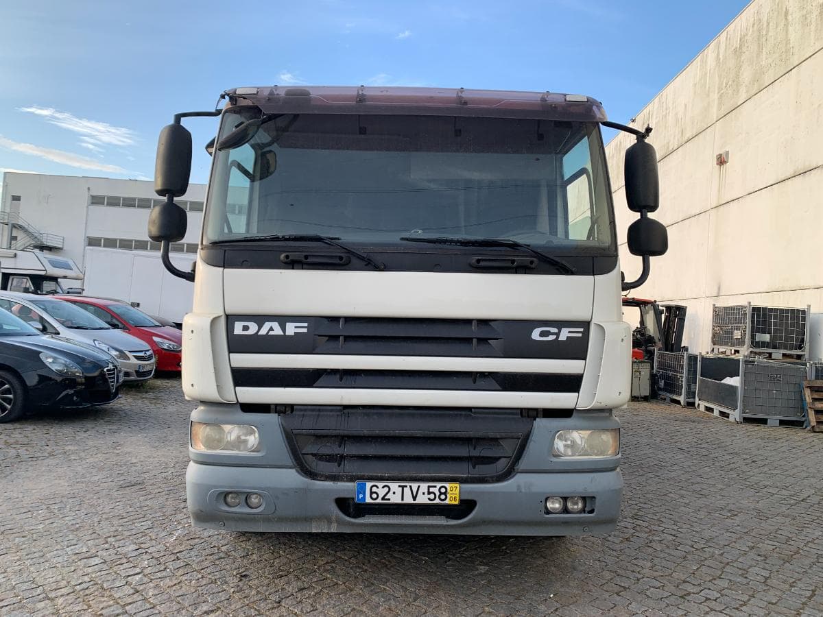 DAF CF 75.360 Tribasculante com Grua · Ano 2007 — imagen 2
