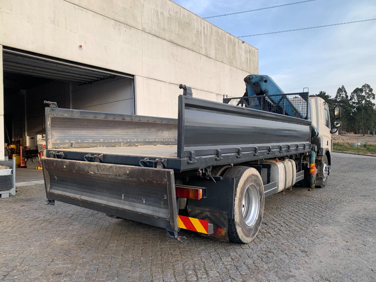 DAF CF 75.360 Tribasculante com Grua · Ano 2007 — imagen 6