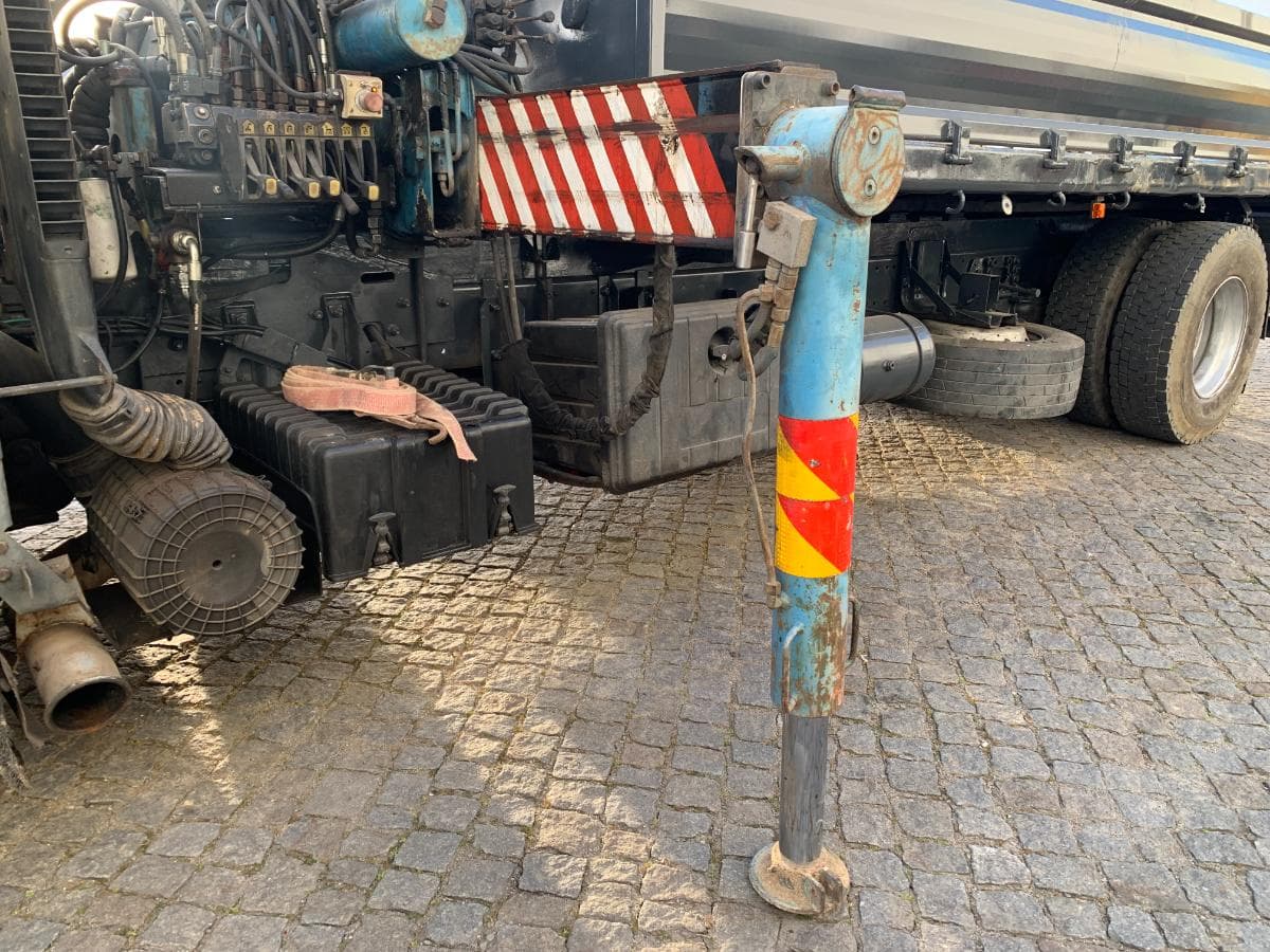 DAF CF 75.360 Tribasculante com Grua · Ano 2007 — imagen 9