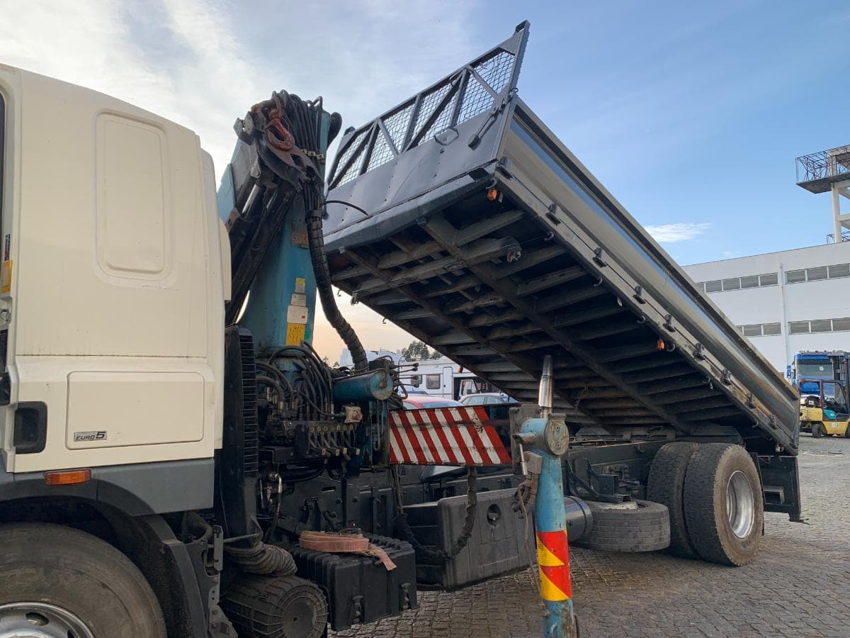 DAF CF 75.360 Tribasculante com Grua · Ano 2007 — imagen 11