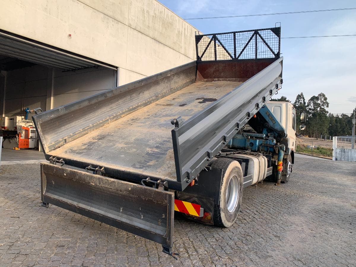 DAF CF 75.360 Tribasculante com Grua · Ano 2007 — imagen 13