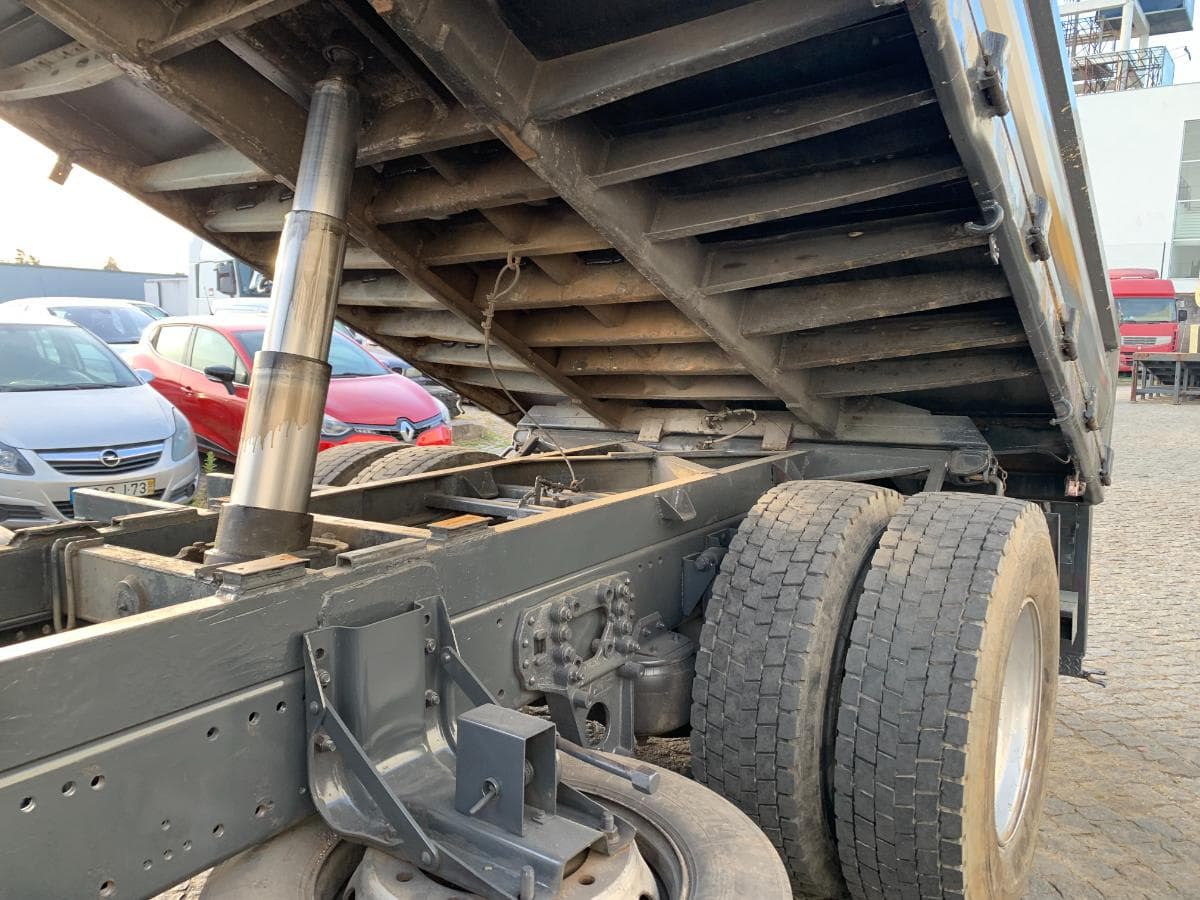 DAF CF 75.360 Tribasculante com Grua · Ano 2007 — imagen 12