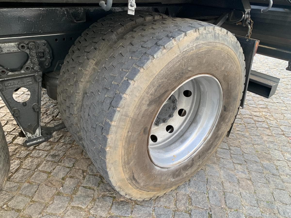 DAF CF 75.360 Tribasculante com Grua · Ano 2007 — imagen 18