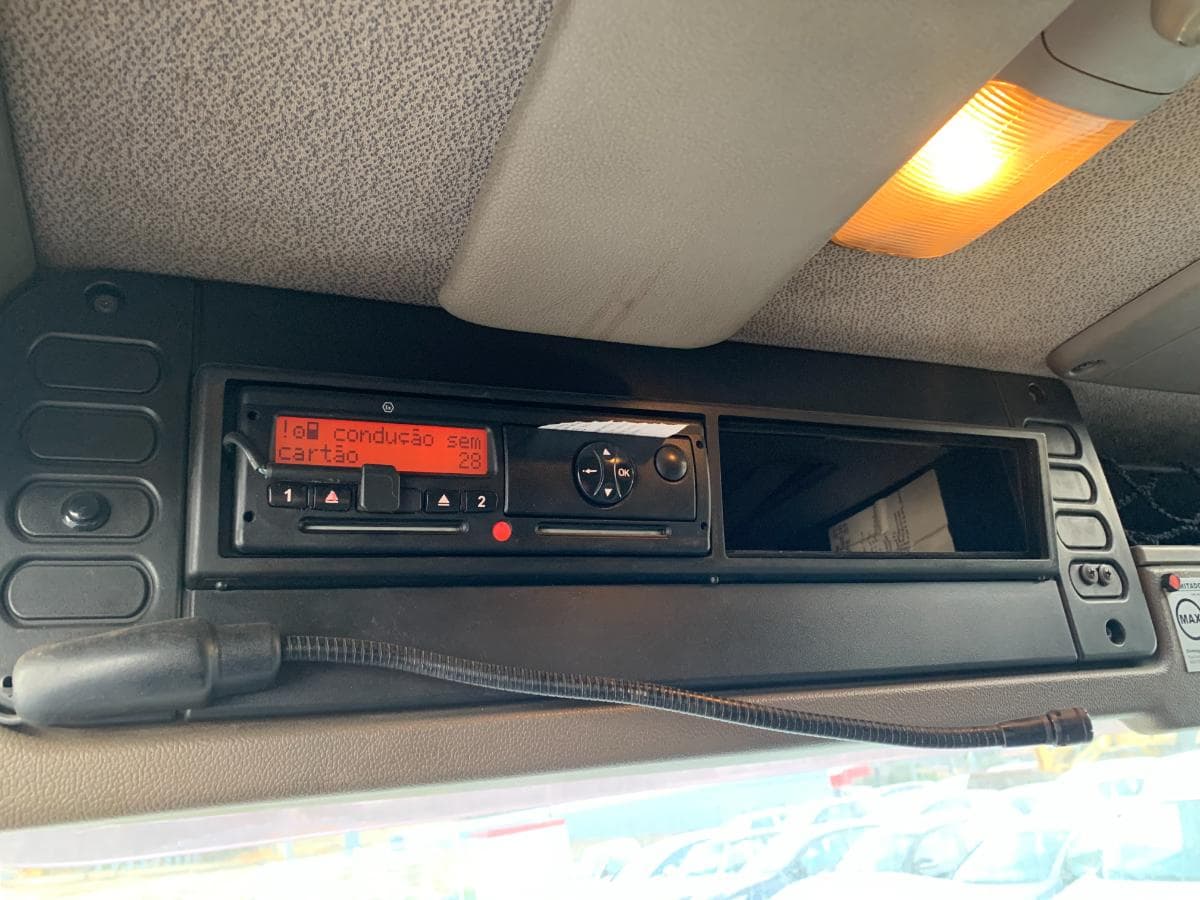 DAF CF 75.360 Tribasculante com Grua · Ano 2007 — imagen 31