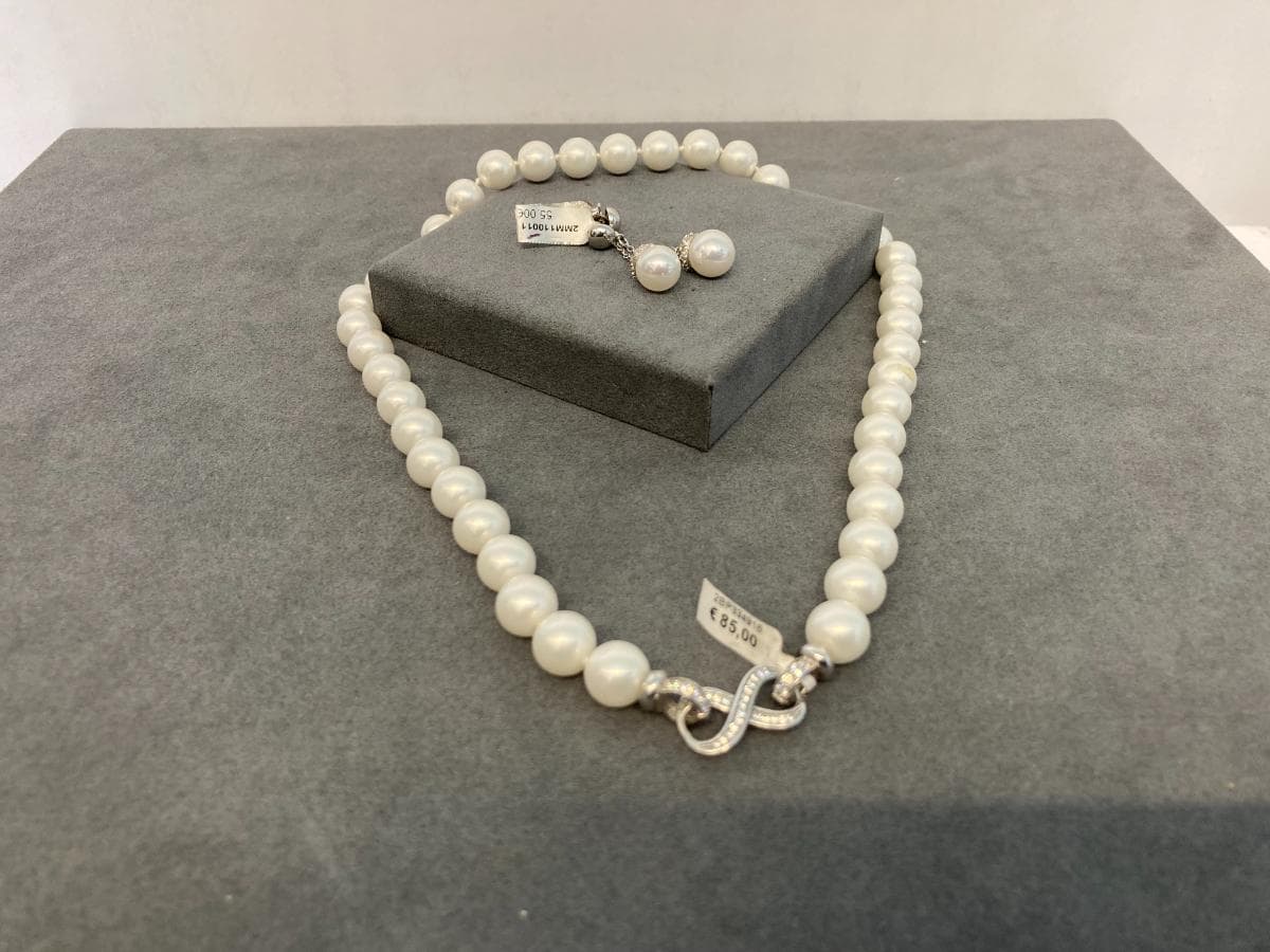 Par de brincos + Colar — image 1