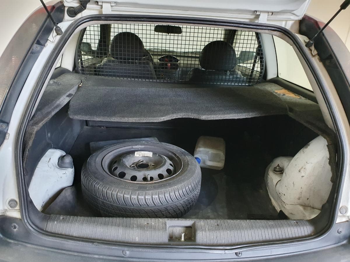 Opel Corsa C Van 1.7DI · Ano 2001 — image 7