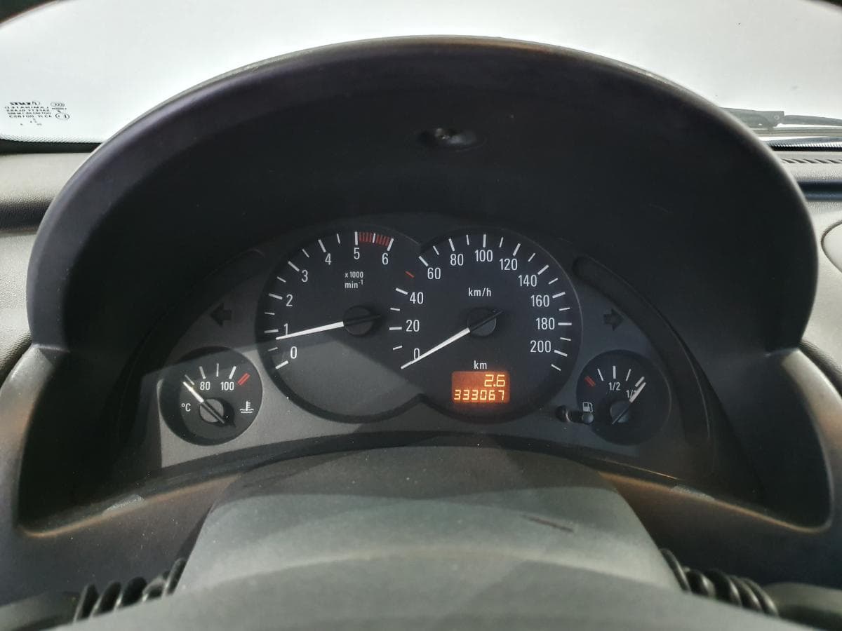 Opel Corsa C Van 1.7DI · Ano 2001 — image 9