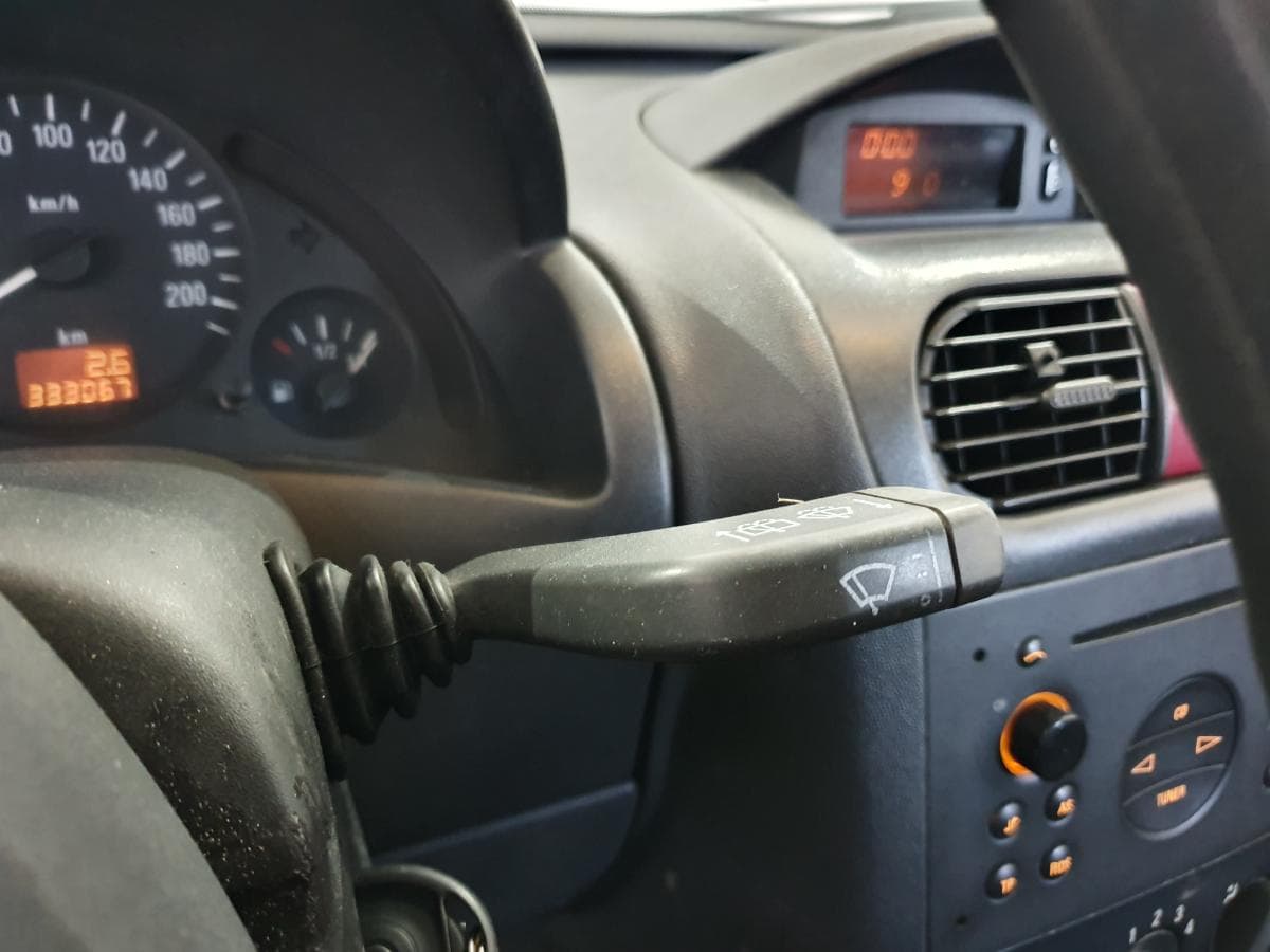 Opel Corsa C Van 1.7DI · Ano 2001 — image 10