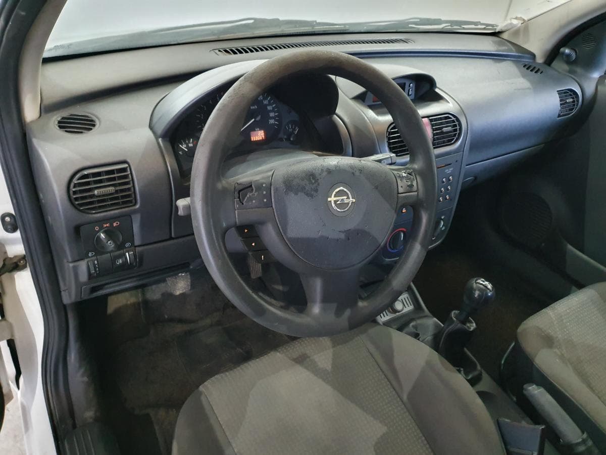Opel Corsa C Van 1.7DI · Ano 2001 — image 12