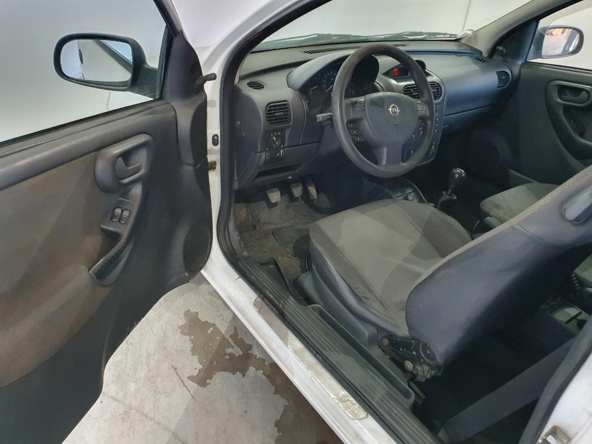 Opel Corsa C Van 1.7DI · Ano 2001 — image 13