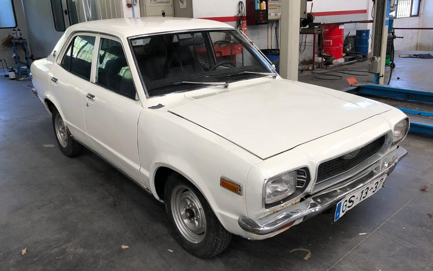 Mazda 818 Sedan — image 1