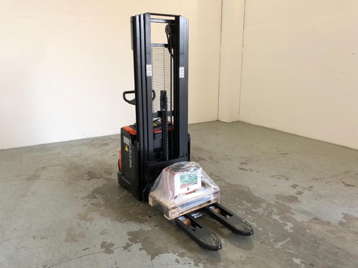 Stacker Toyota BT · Ano 2009 — image 1
