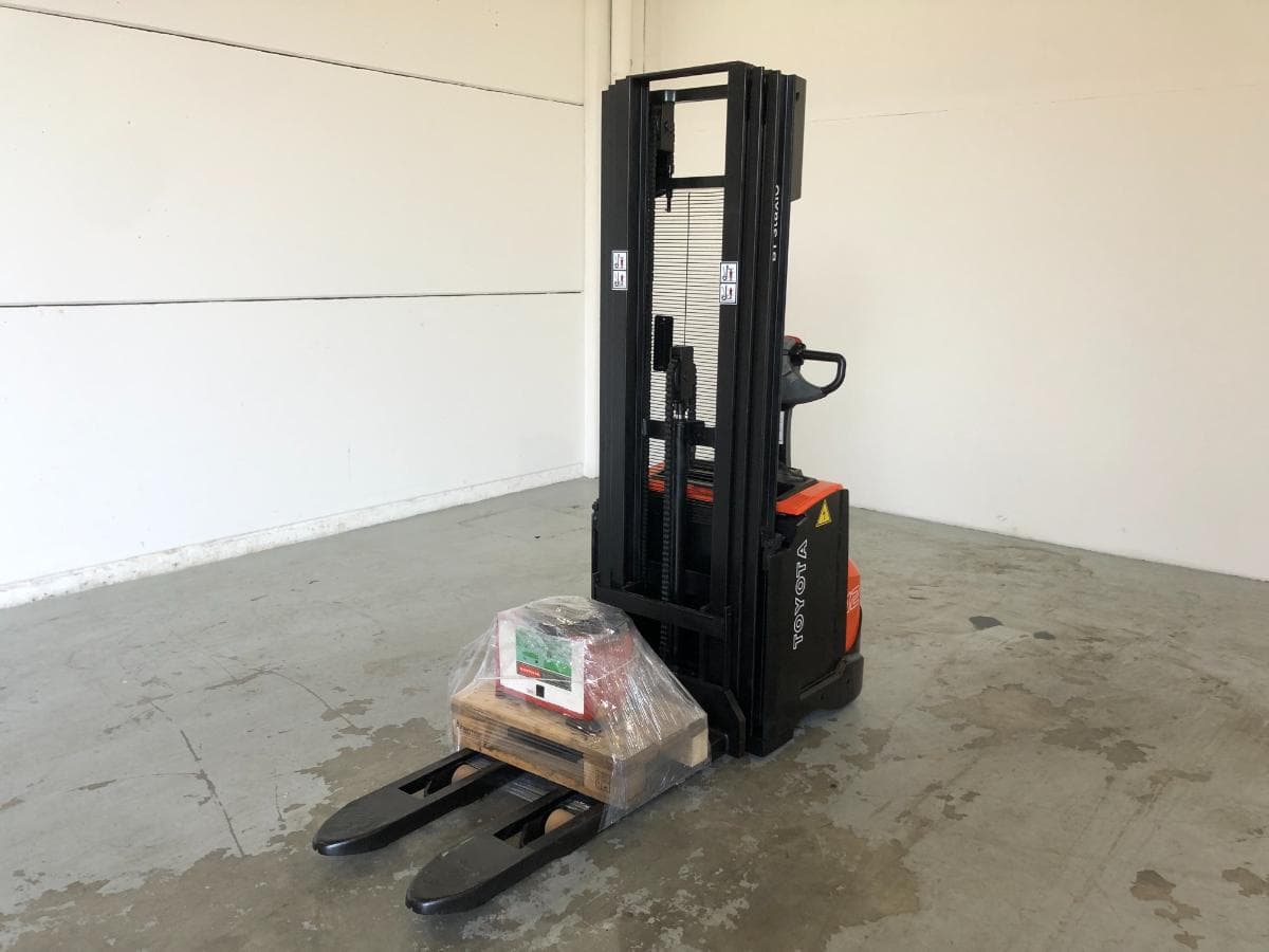 Stacker Toyota BT · Ano 2009 — image 2