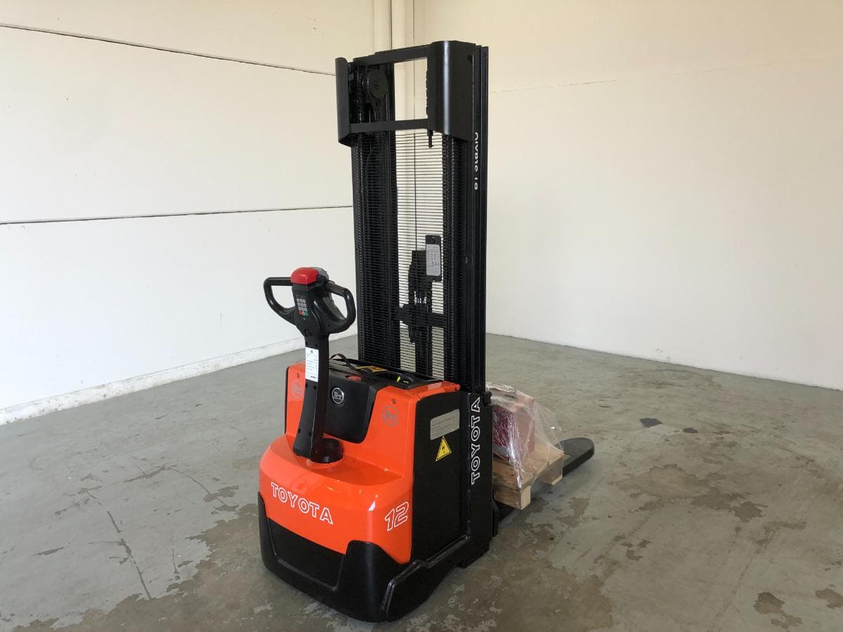 Stacker Toyota BT · Ano 2009 — image 5