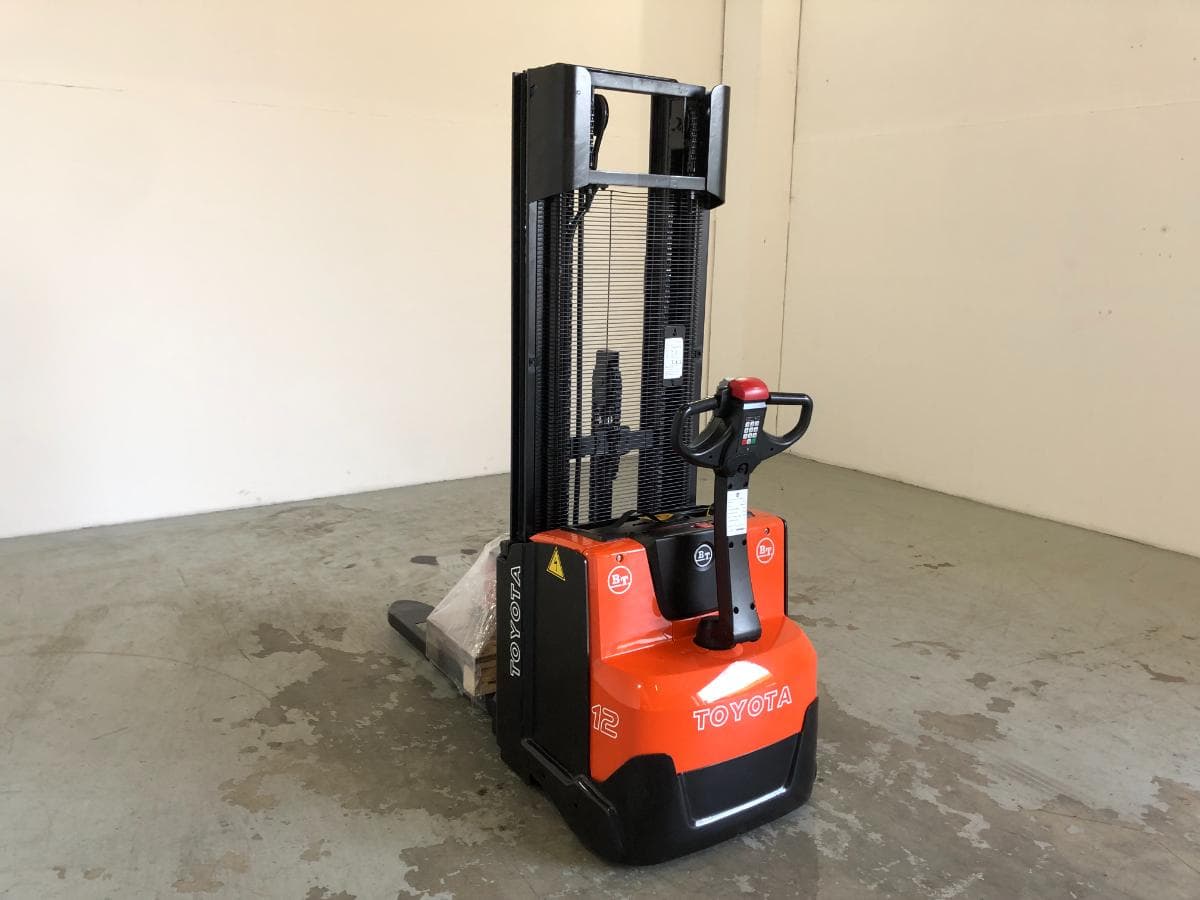 Stacker Toyota BT · Ano 2009 — image 7