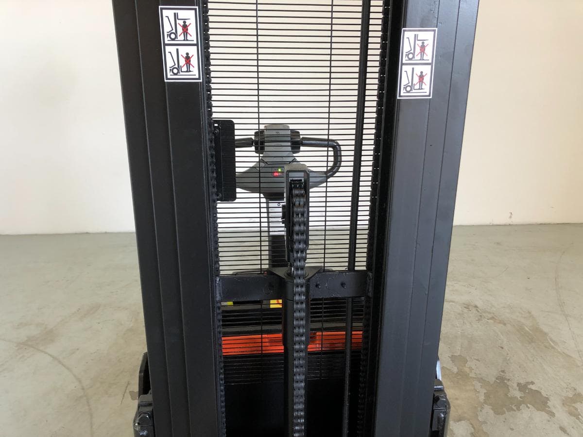 Stacker Toyota BT · Ano 2009 — image 8