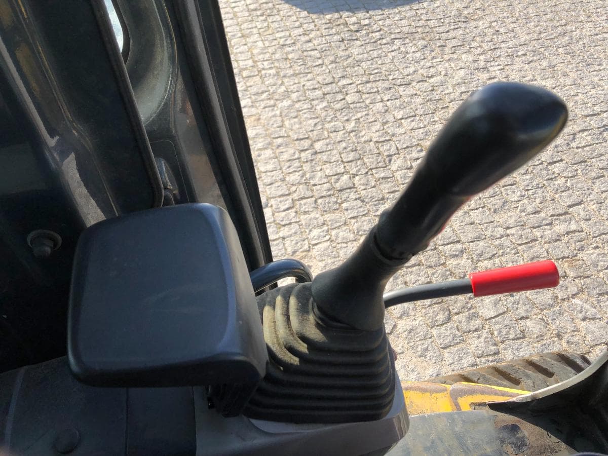 Mini Giratória Rastos Komatsu PC35MR-2 — imagem 22