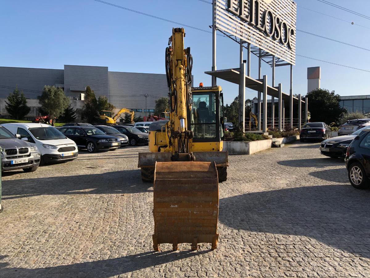 Giratória Rastos Komatsu PC88MR-8 — imagem 3
