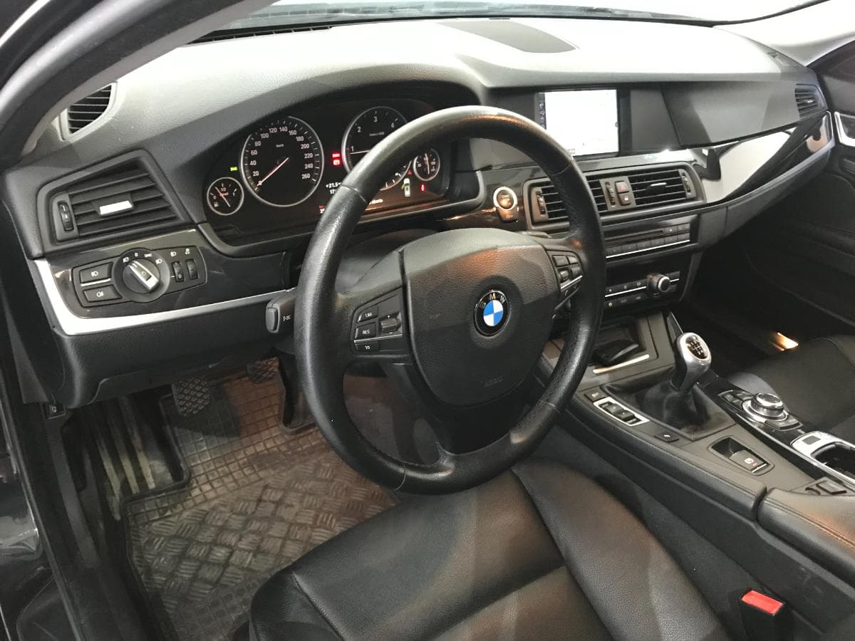 BMW 520 D Touring · Ano 2012 — imagem 37