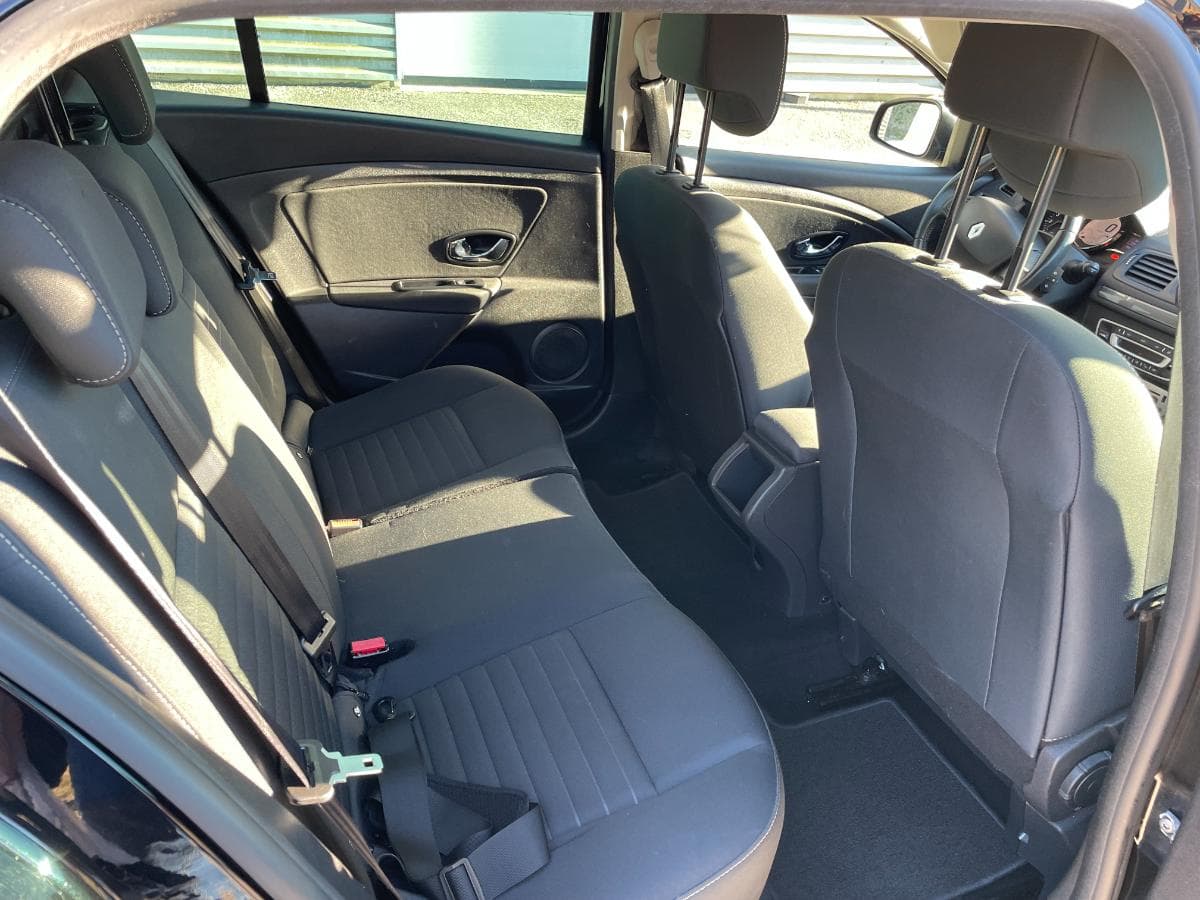 Renault Mégane Sport Tourer 1.5 DCI · Ano 2015 — imagem 17