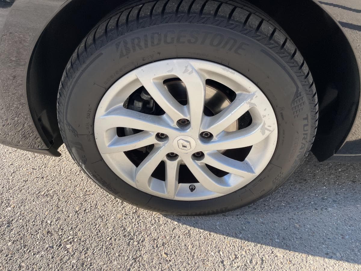 Renault Mégane Sport Tourer 1.5 DCI · Ano 2015 — imagem 11