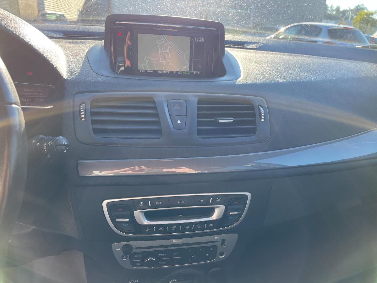 Renault Mégane Sport Tourer 1.5 DCI · Ano 2015 — imagem 16