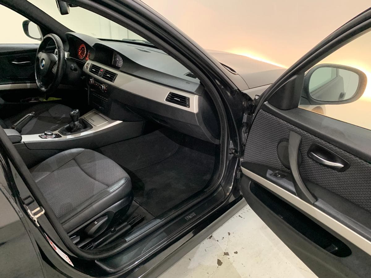 BMW 320D Touring Navigation Sport · Ano 2010 — image 25
