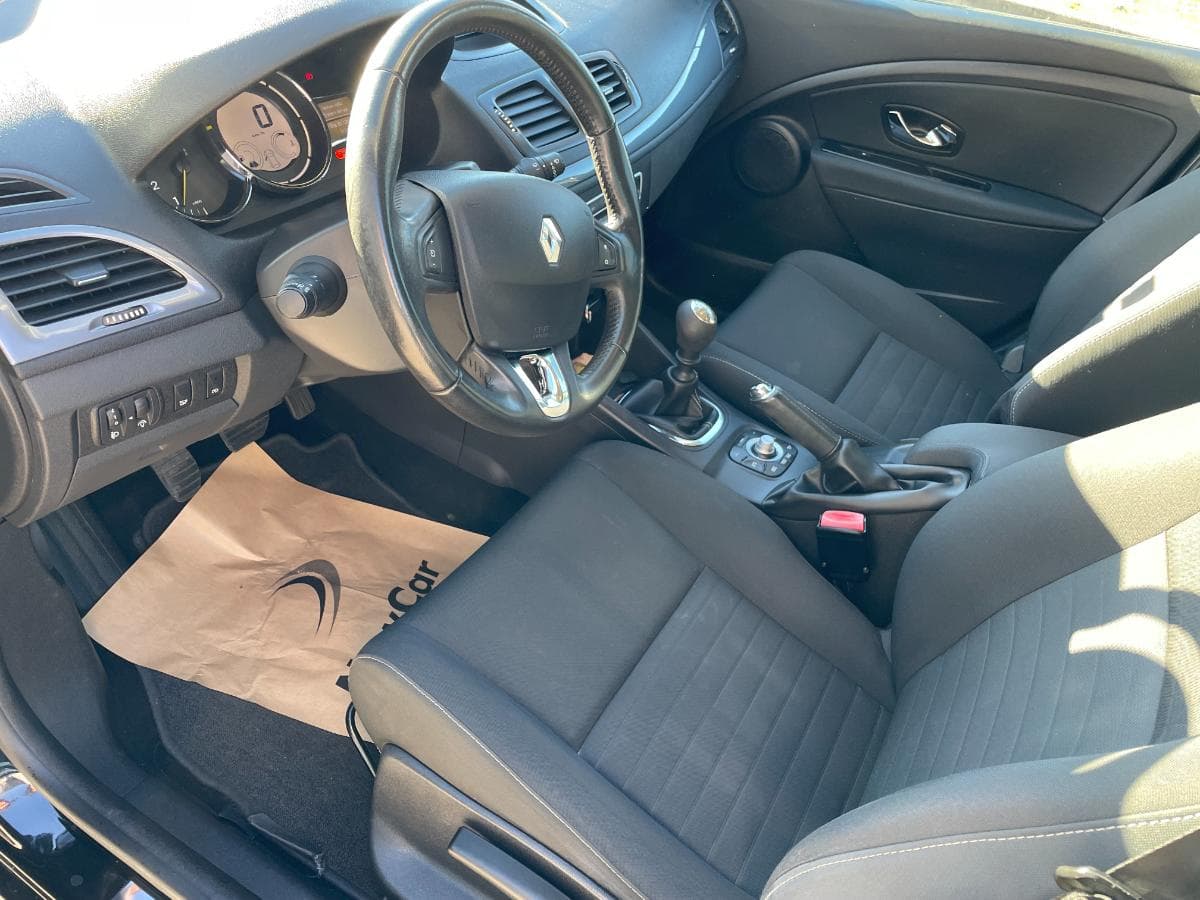 Renault Mégane Sport Tourer 1.5 DCI · Ano 2015 — imagem 12