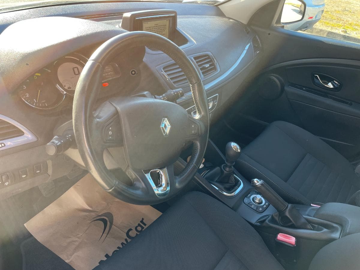 Renault Mégane Sport Tourer 1.5 DCI · Ano 2015 — imagem 13