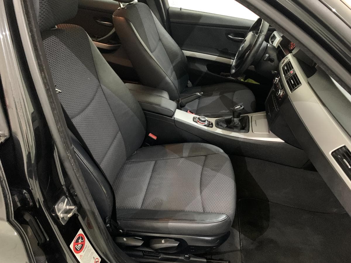 BMW 320D Touring Navigation Sport · Ano 2010 — image 27