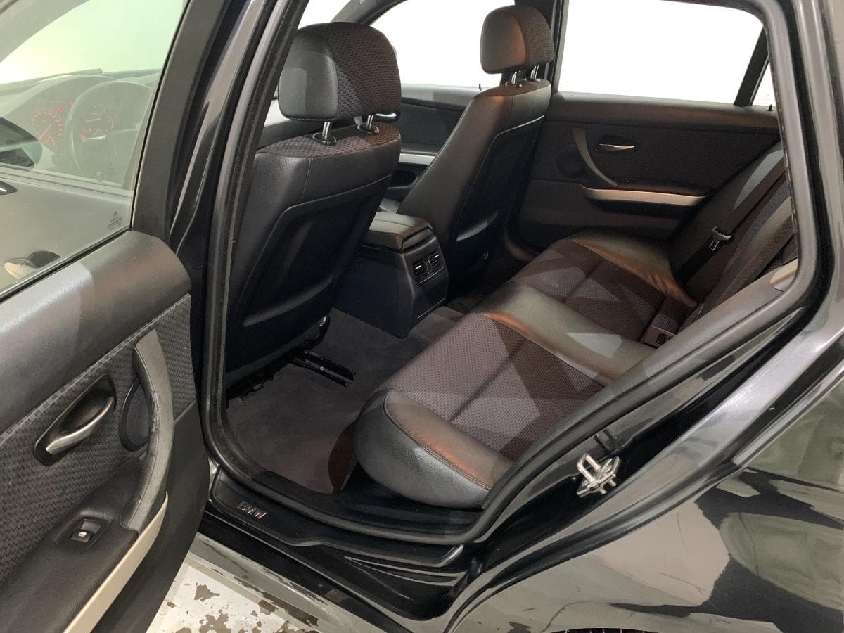 BMW 320D Touring Navigation Sport · Ano 2010 — image 28